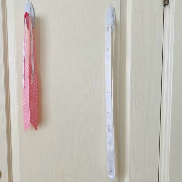 Brand New Dior White Pebbled Textured Paper Gift Bags & 3 Wrapping Ribbons - Picture 7 of 13